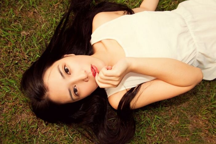 清纯长发少气质美女户外阳光活力写真图片