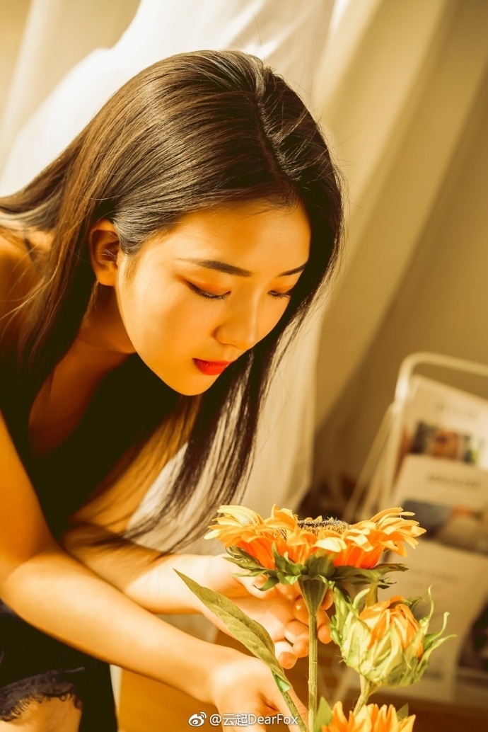 优雅冷艳美女吊带深v礼裙妖娆妩媚图片