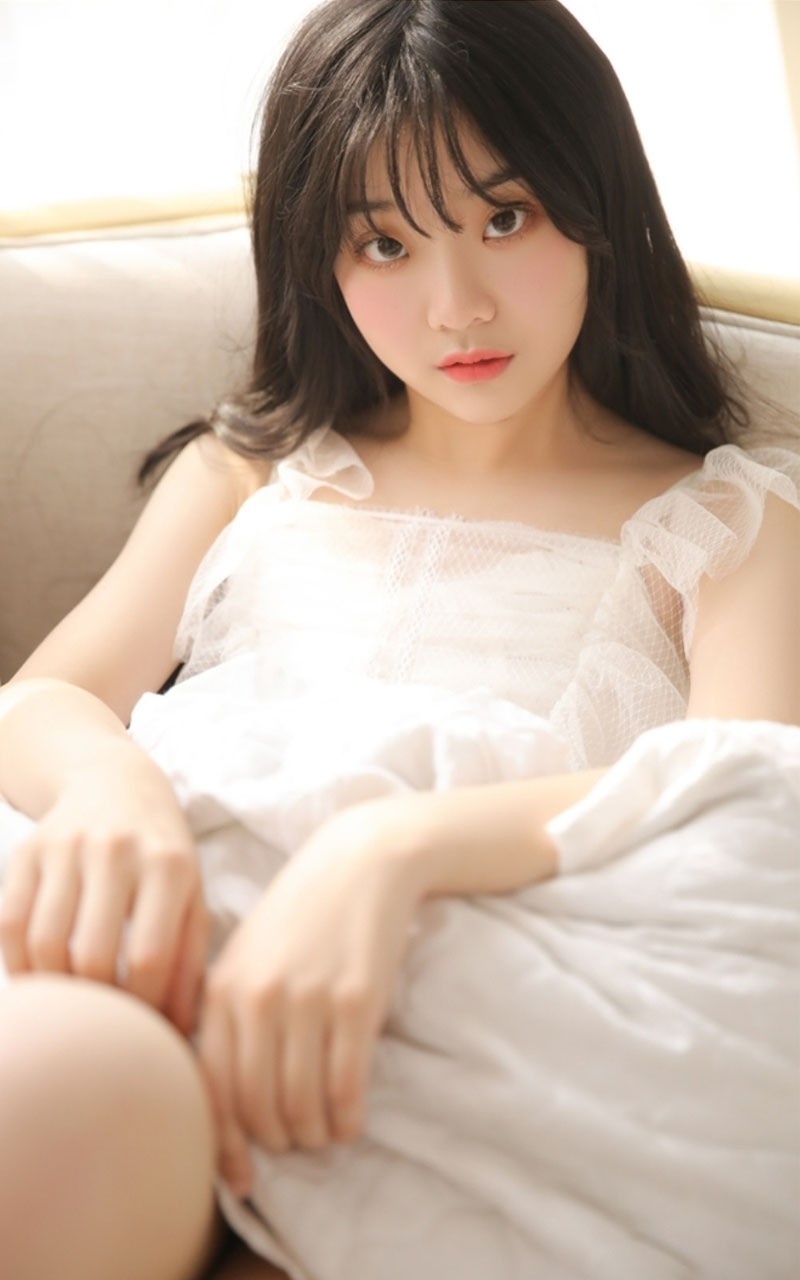 雪白肌肤美女气质公主裙粉嫩脸蛋私房写真图片