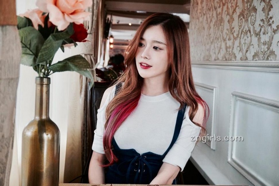 马来西亚清纯白嫩美女Diorlynn Ong性感美拍生活图片