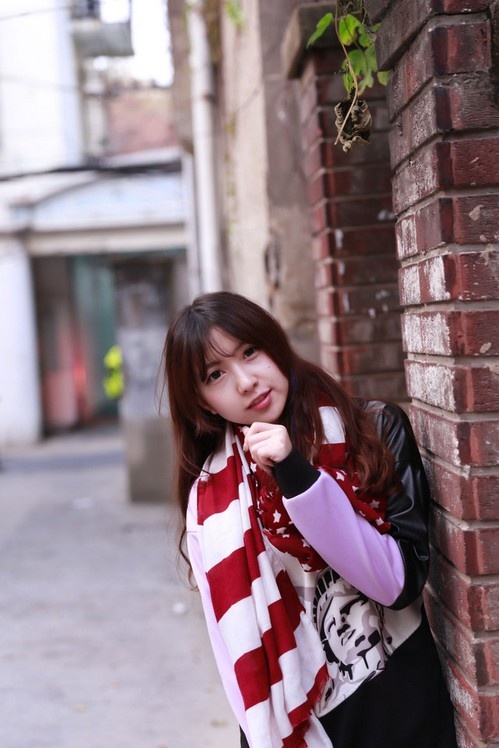 00后清纯稚嫩少女街头白皙长腿美拍图片