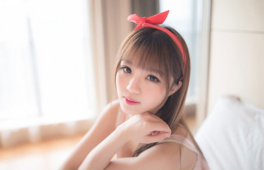 性感吊带美女酥胸睡裙电眼迷人写真图片