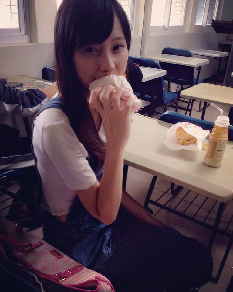 台湾甜美学生妹刘坊萱清纯自拍写真图片
