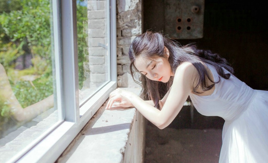 白皙吊带美女性感酥肩玉腿仙气养眼写真