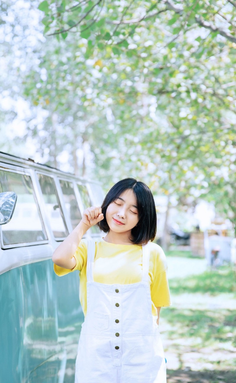 元气短发少女背带短裤修长美腿户外图片