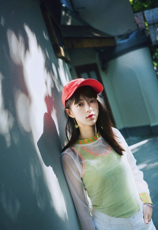 阳光娇俏时尚美女个性不羁街头户外摄影图片