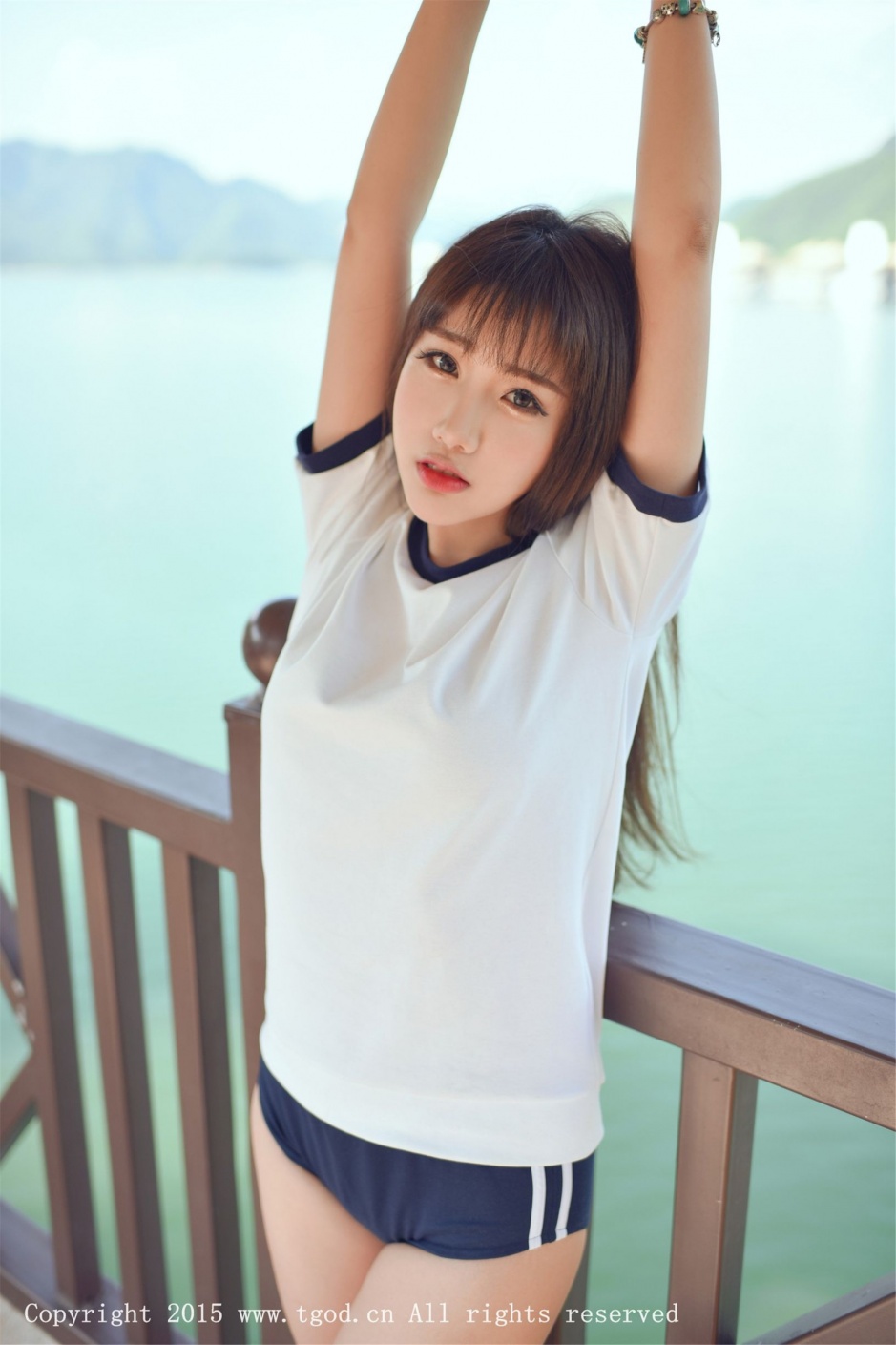 人气美女朱若慕Akiki超短热裤户外美腿撩人