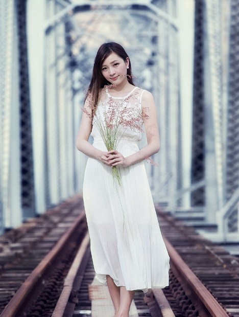 清纯美女铁轨写真肌肤如玉白皙迷人