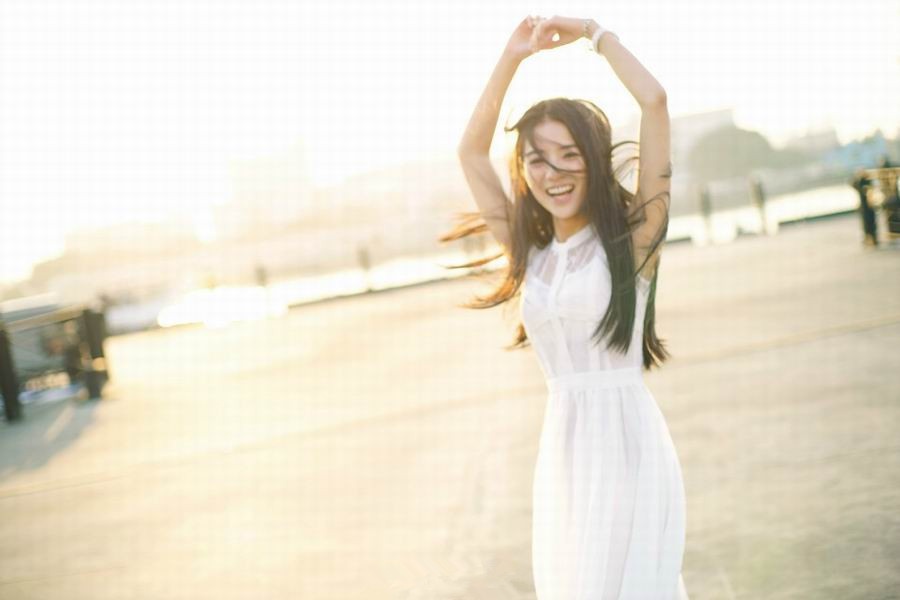 清纯美女赵洁夕阳下白色长裙明艳唯美写真图片