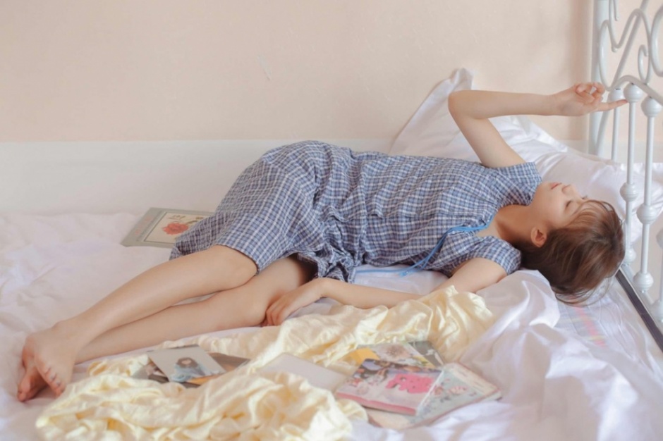 清纯美少女萝莉格子连衣裙温婉舒雅居家写真图片