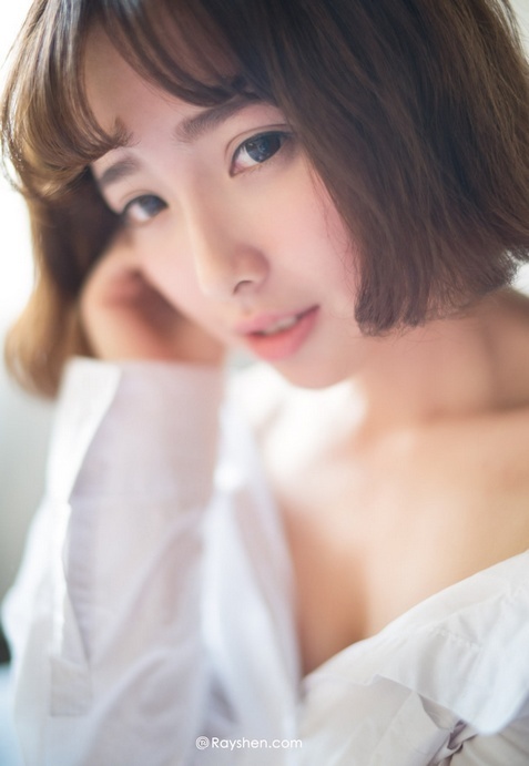 甜美可爱短发气质美女室内白衬衫香肩诱惑写真