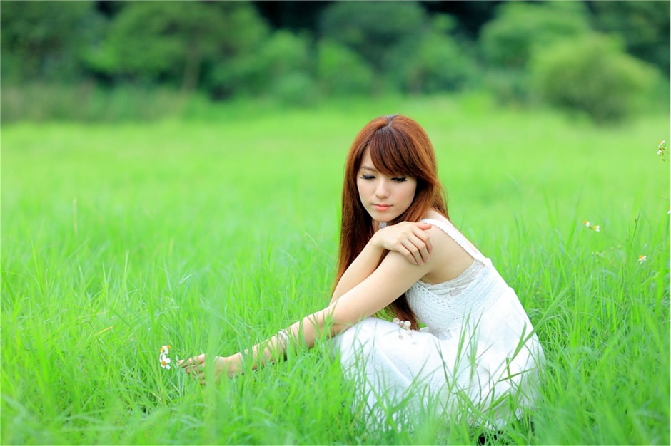 台湾清纯美女小静演绎绿茵从中的白仙子唯美写真