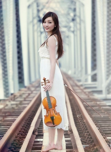 清纯美女铁轨写真肌肤如玉白皙迷人