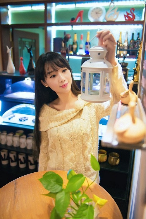 恬静淡然直长发清纯美眉奶茶店休闲美拍