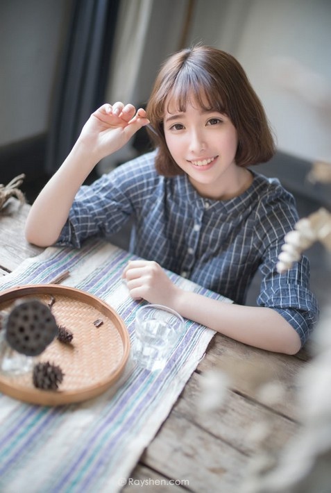 甜美可爱短发气质美女室内白衬衫香肩诱惑写真