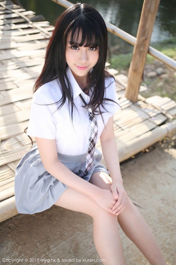 90后清纯美女校花校园清新可人写真图片