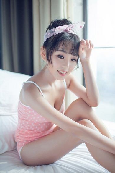 清纯稚嫩美少女酒店酥胸吊带性感美腿写真