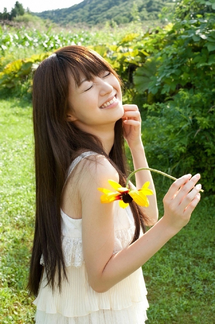 长发清纯素人美女阳光小清新户外写真图片