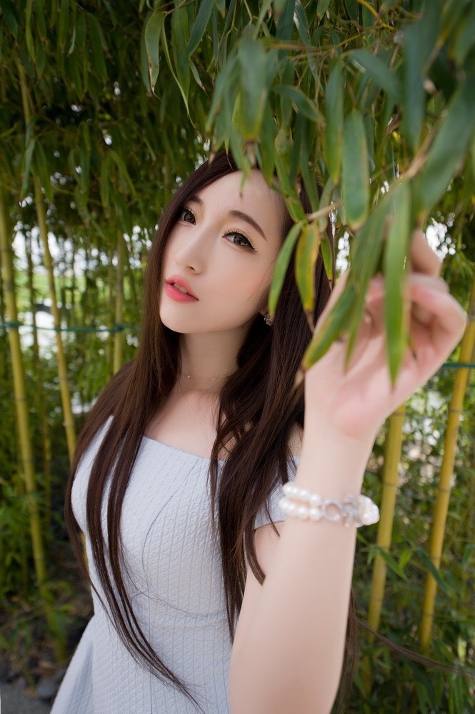 瓜子脸网红女神清纯妩媚户外长腿酥肩街拍写真