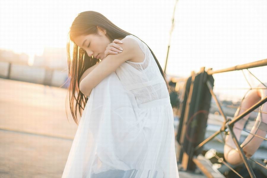 清纯美女赵洁夕阳下白色长裙明艳唯美写真图片