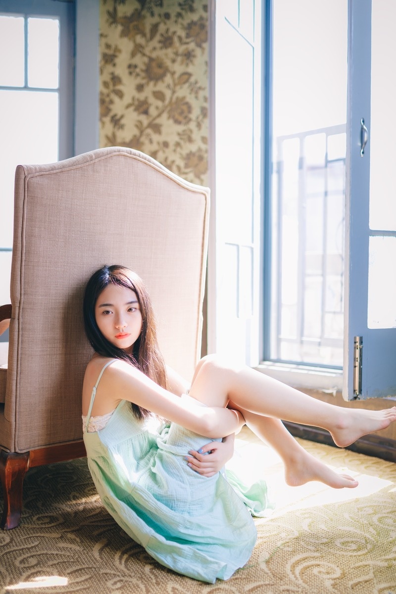 清纯吊带美女唇红齿白居家养眼写真