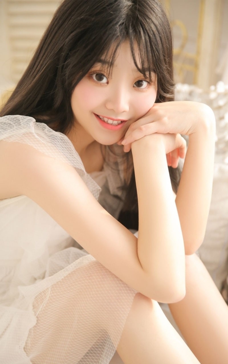 雪白肌肤美女气质公主裙粉嫩脸蛋私房写真图片