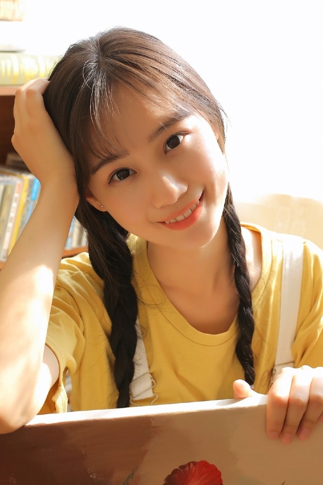 明眸皓齿小美女私房吊带香肩小露酥胸写真图片