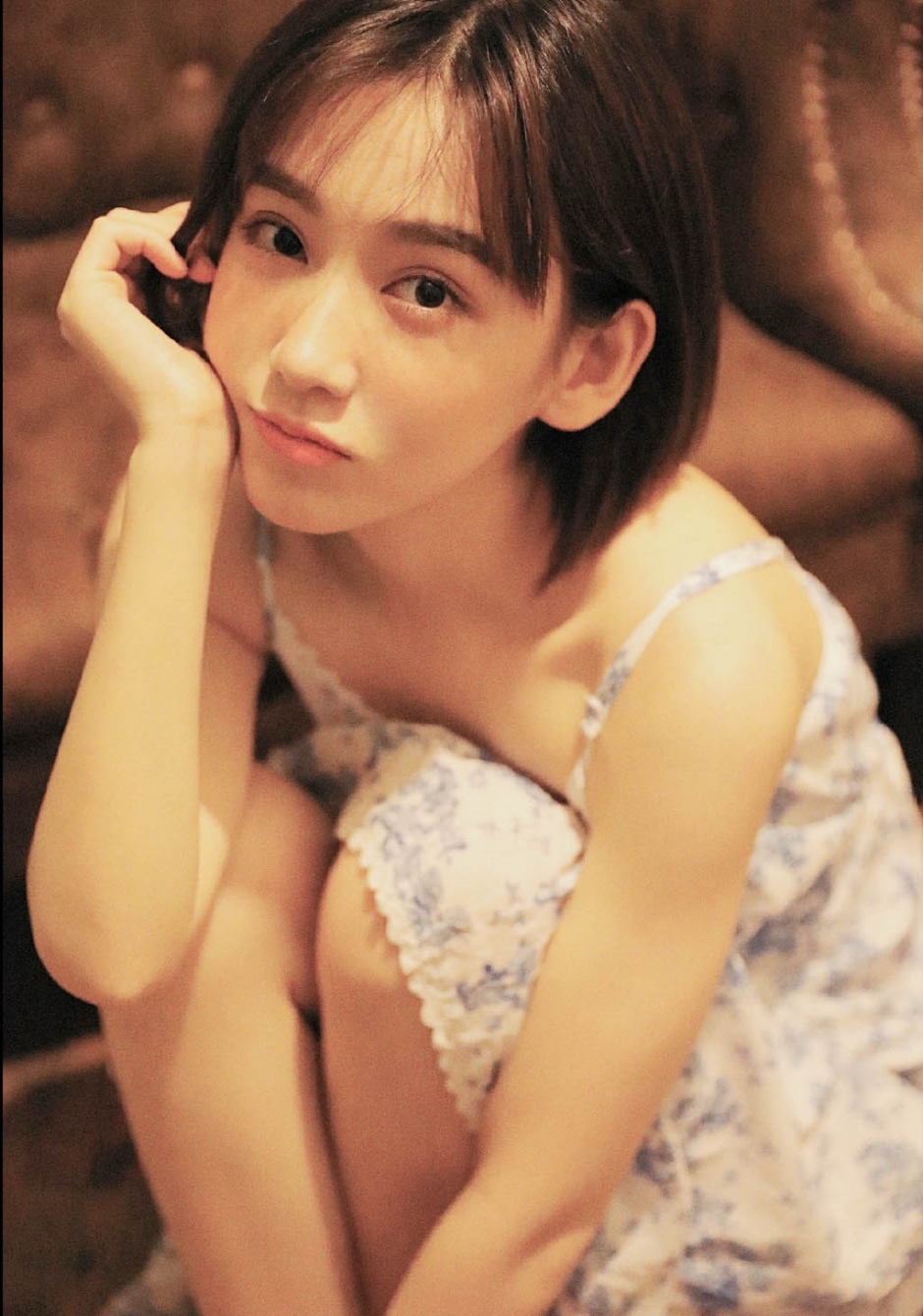 短发美女吊带碎花裙香肩美腿书房图片