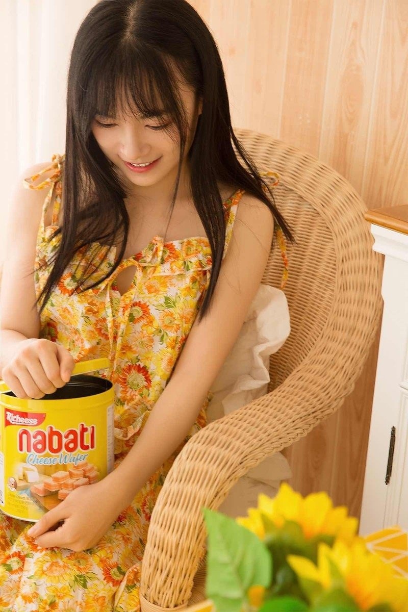 明眸皓齿邻家少女吊带花裙娇羞含情写真图片