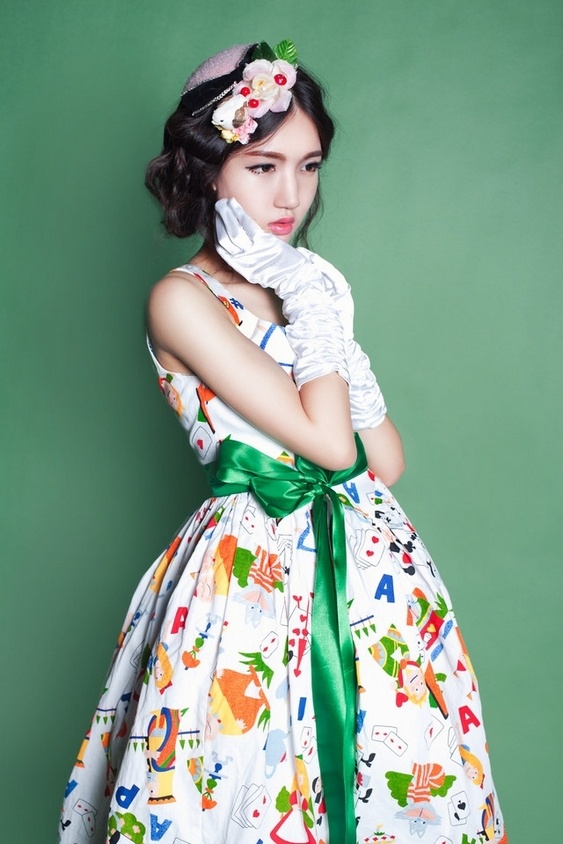 唯美气质白嫩香肩美女迷人写真图片