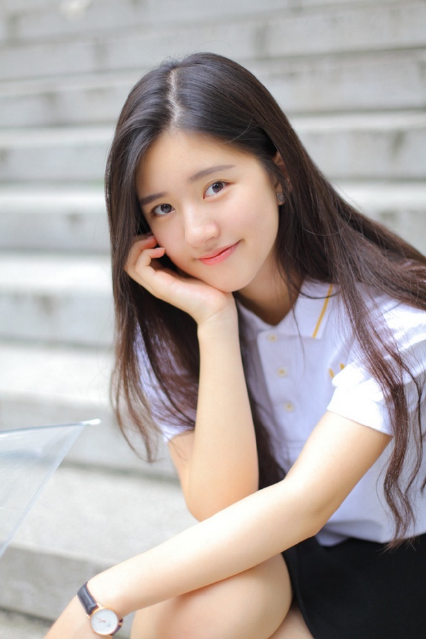 00后清纯长发美女校园洋溢青春活力写真
