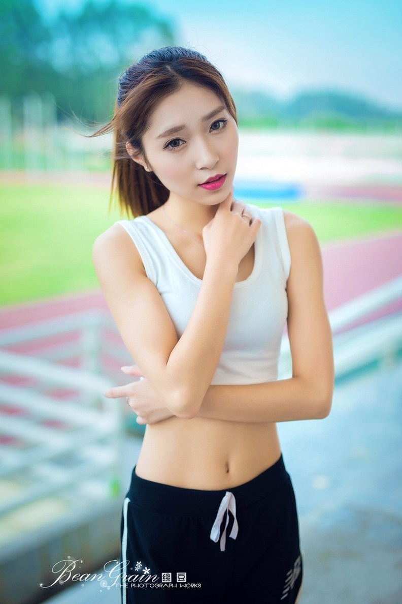 休闲运动装美女清纯白皙校园操场大秀性感小蛮腰