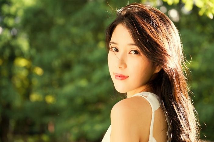 清纯长发少气质美女户外阳光活力写真图片