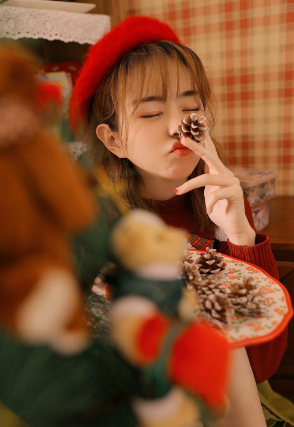 00后童颜萝莉圣诞装室内甜美迷人写真图片