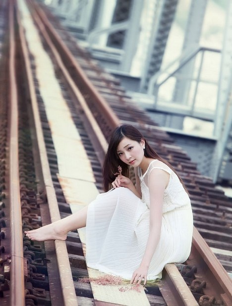 清纯美女铁轨写真肌肤如玉白皙迷人