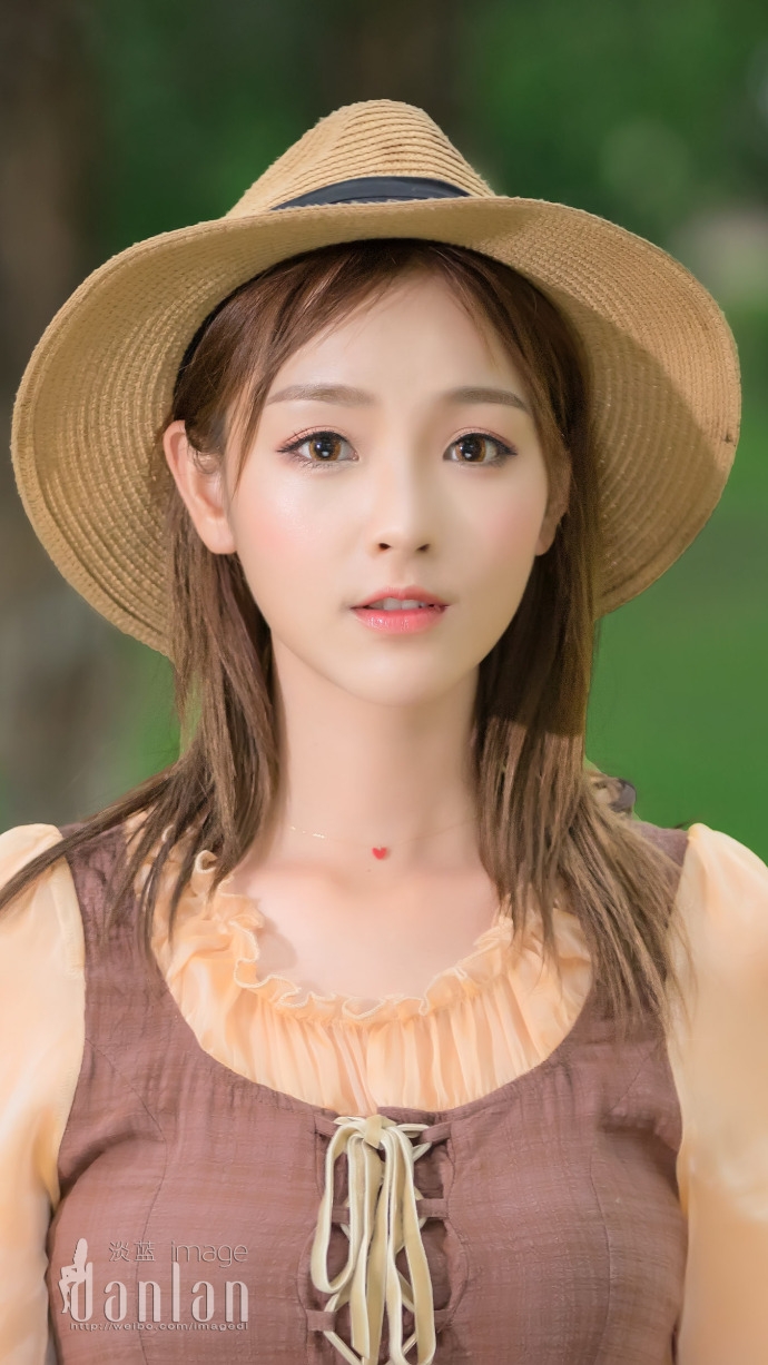 清纯美女丹婷森女系装扮头戴草帽图片