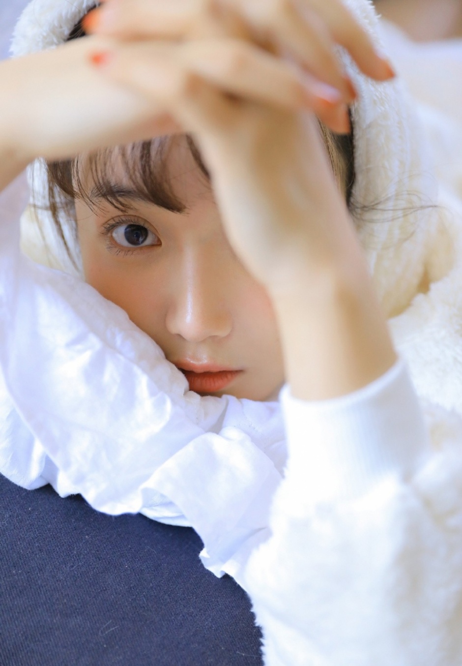 古灵精怪邻家少女白嫩长腿个性造型艺术摄影图片