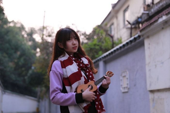 00后清纯稚嫩少女街头白皙长腿美拍图片