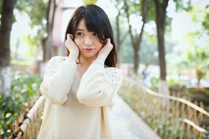 清纯白皙大眼美女缕空毛衣公园气质写真