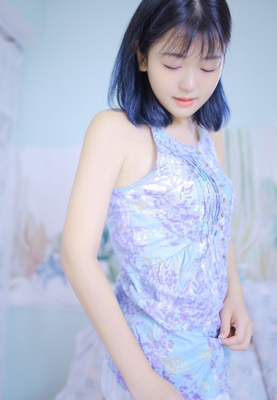 娇艳白嫩美女吊带短裤性感写真图片