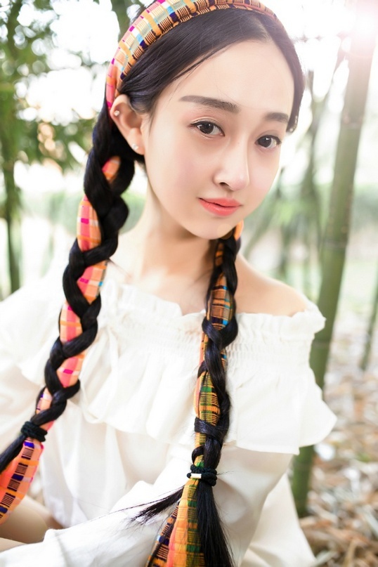 白净秀气大眼00后清纯妹子树林自拍美图