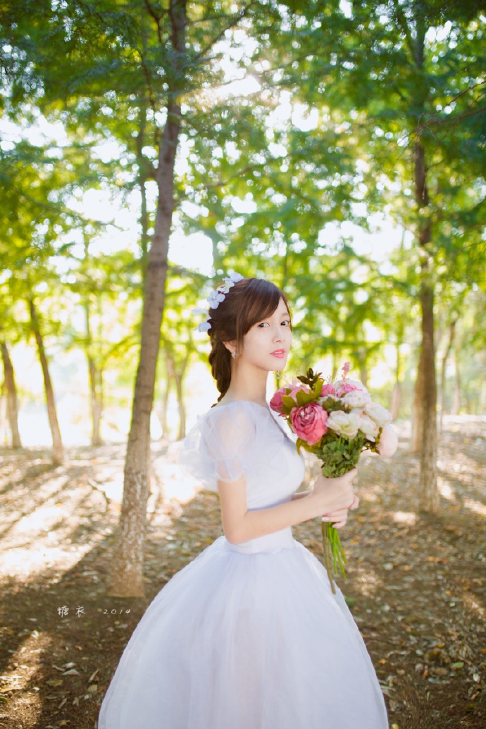 甜美可爱美少女户外白色连衣裙美腿酥胸写真