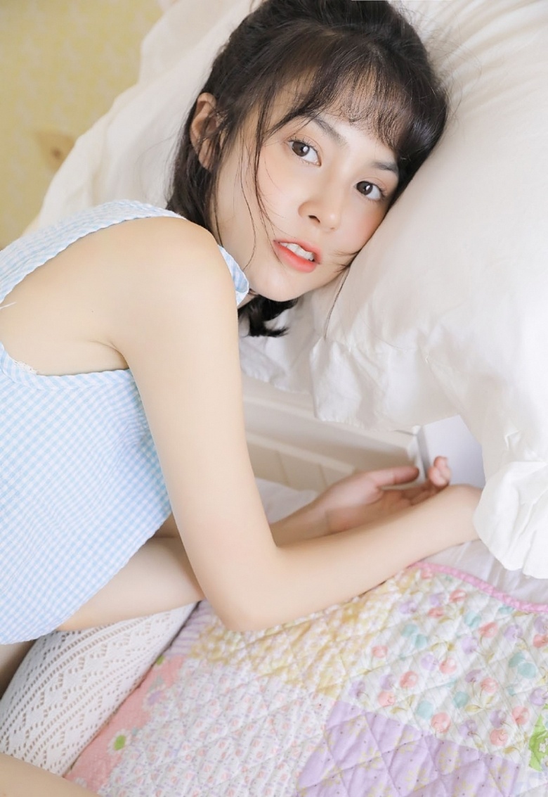 高颜值清纯少女私房美腿香肩诱惑写真图片