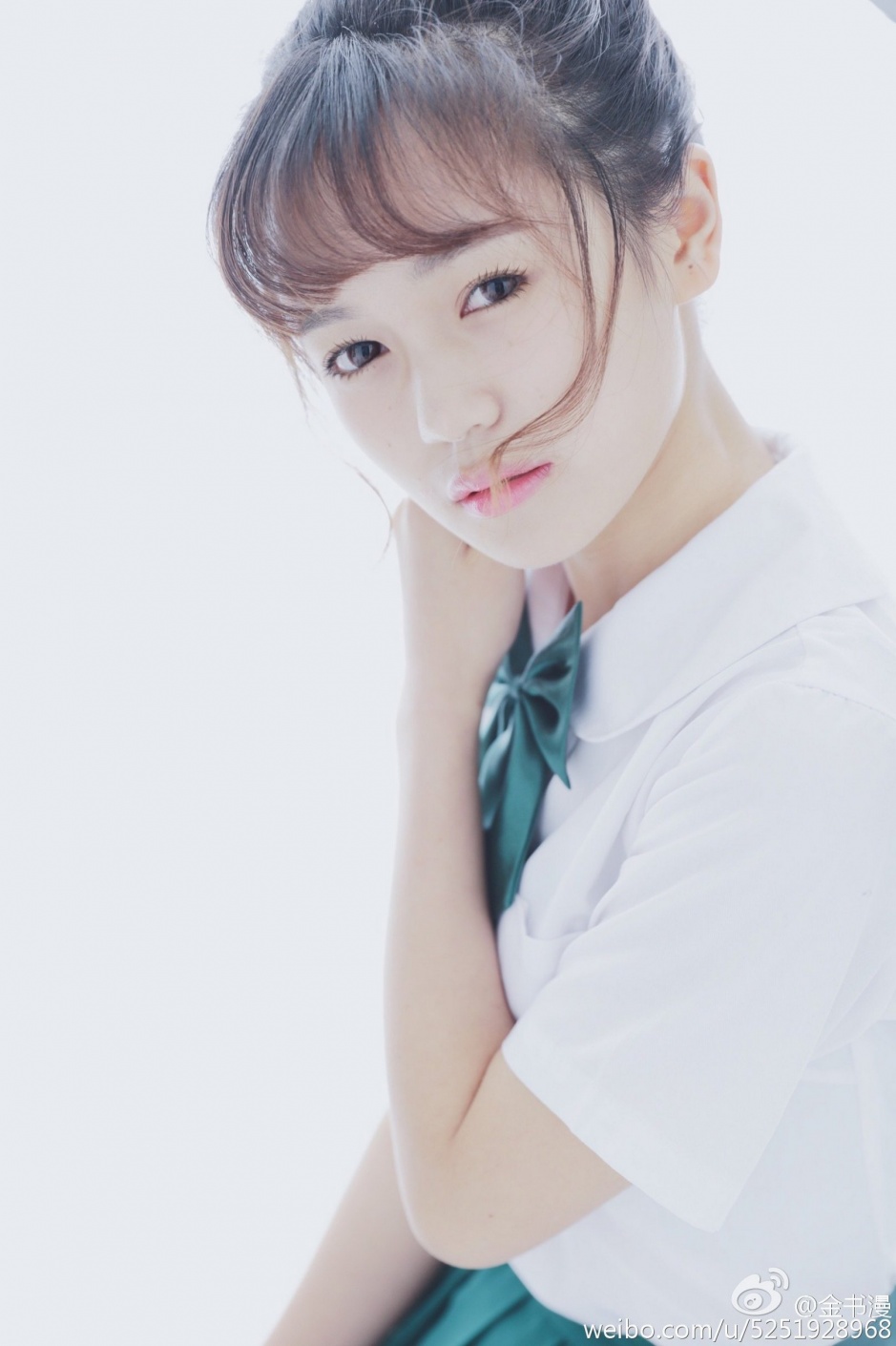 00后萌妹子金书漫清新丸子头自拍图片