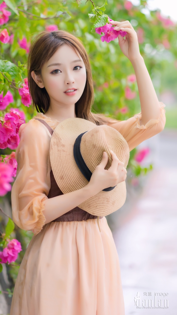 清纯美女丹婷森女系装扮头戴草帽图片