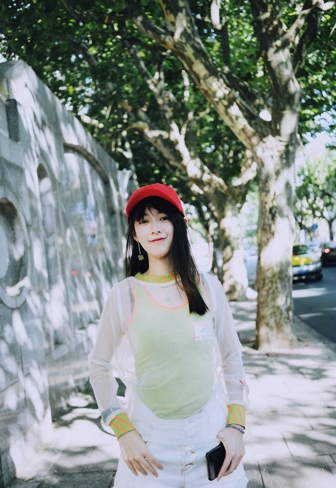 阳光娇俏时尚美女个性不羁街头户外摄影图片