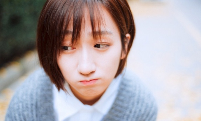 性感吊带短发美女私房秀白嫩香肩锁骨图片