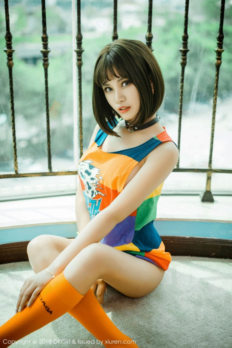 迷人小妖精阳台大秀美腿酥胸性感诱惑