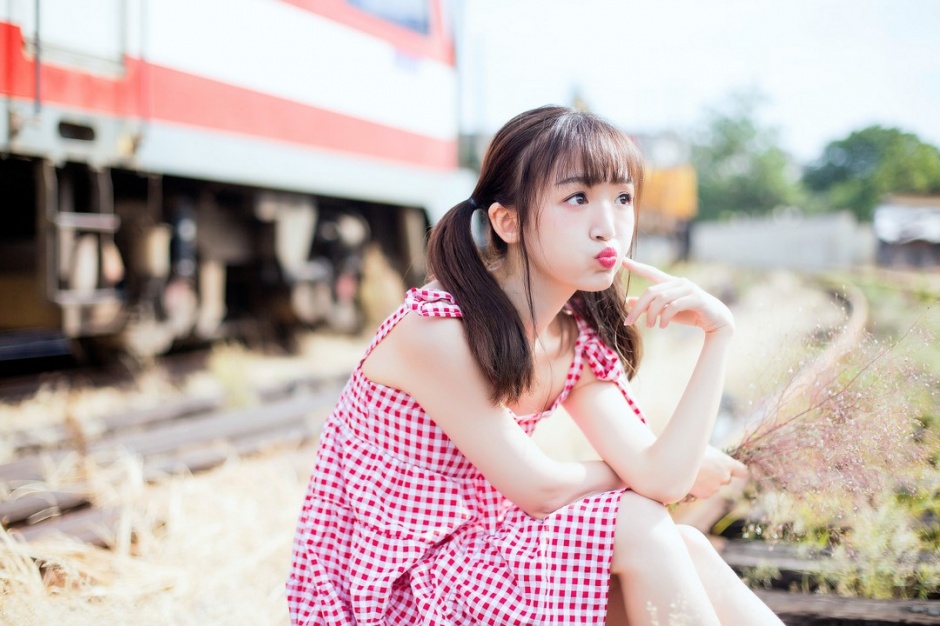 00后清纯刘海美女粉红格子裙火车铁轨写真图片