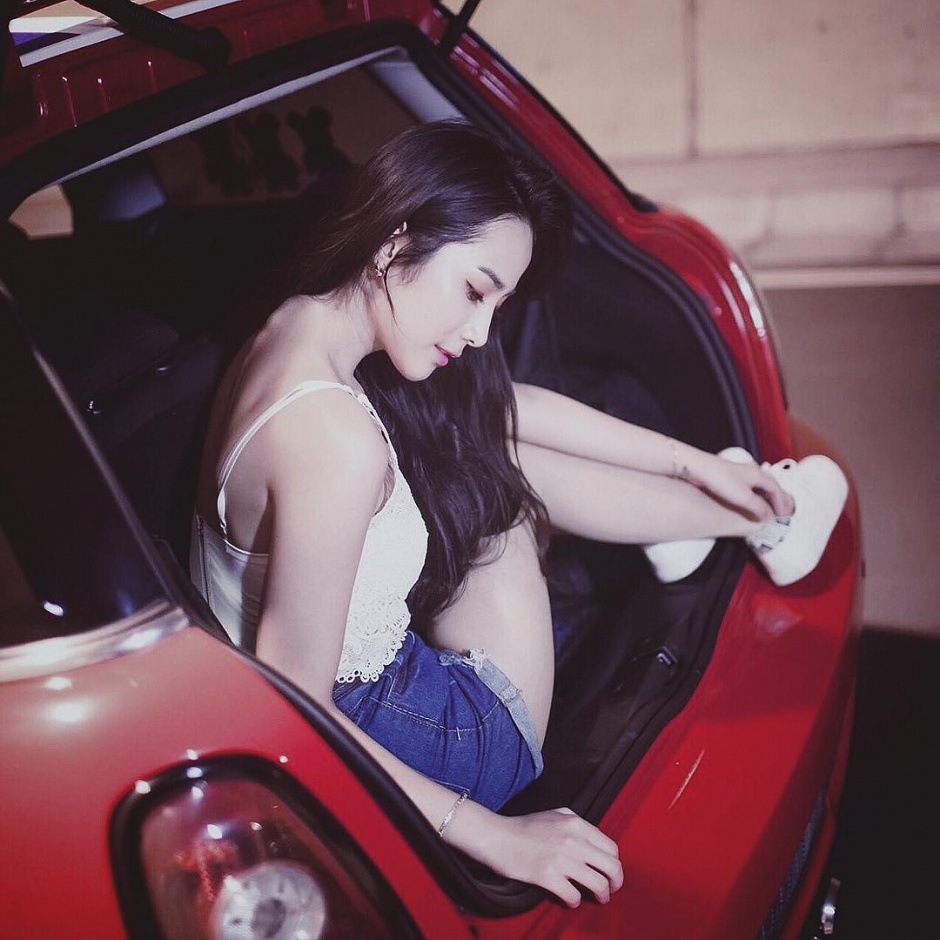 性感酥胸美女校花Lynne雨玄热裤美腿诱人写真图片